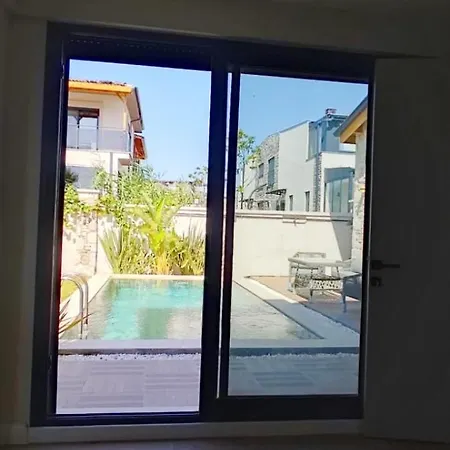 Urla Merkezde Havuzlu Muestakil Hotel *