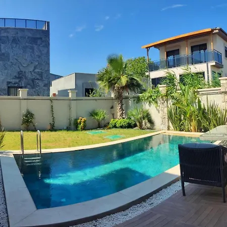 Hotel Urla Merkezde Havuzlu Muestakil