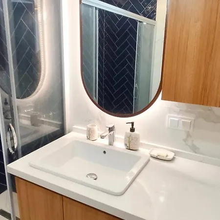 Urla Merkezde Havuzlu Muestakil Hotel *